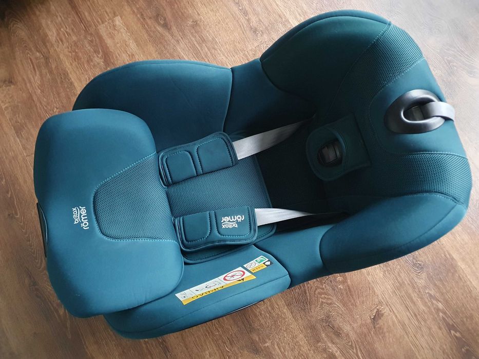fotelik samochodowy dziecięcy Britax Romer Dualfix M obrotowy na obrotowej bazie