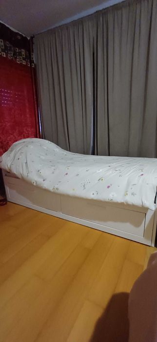 Cama dupla com arrumos