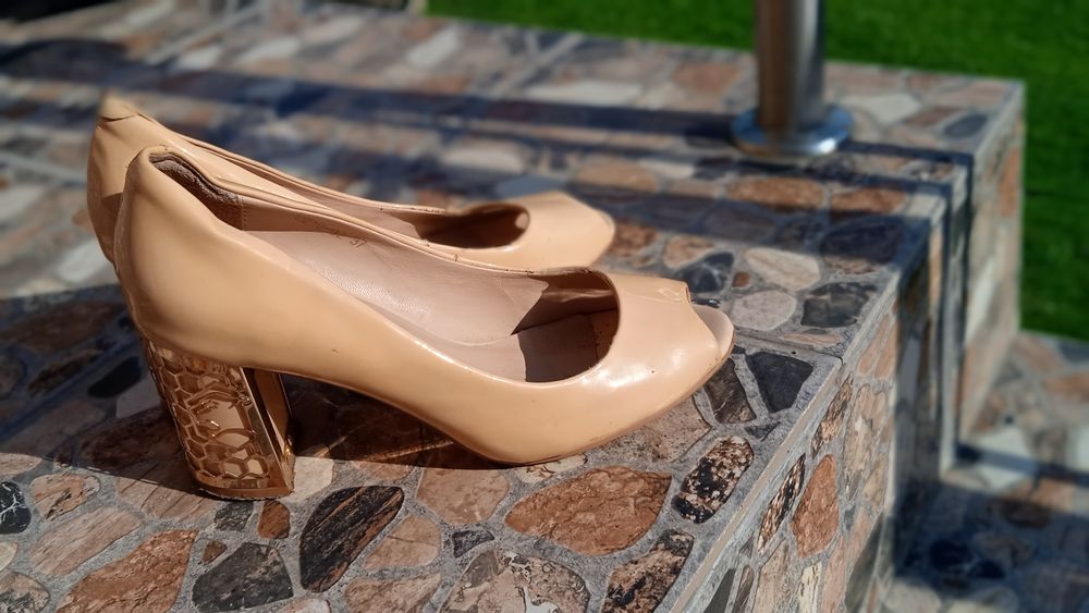 Босоніжки туфлі  37 розміру бежеві