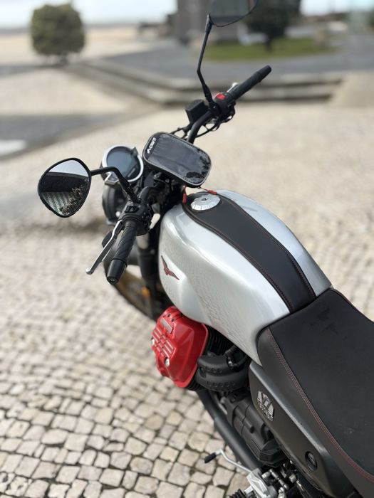 Moto Guzzi v7 stone