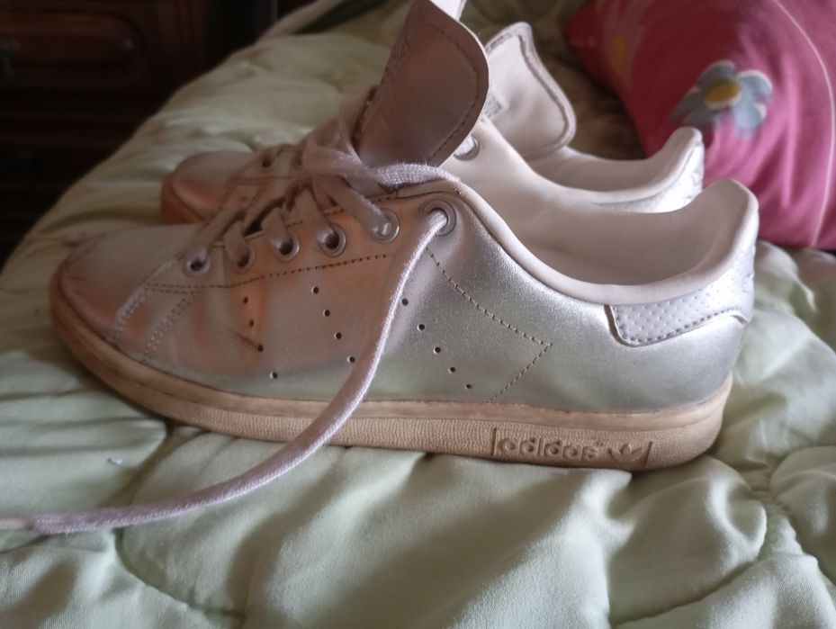 Sapatilhas Adidas e outras