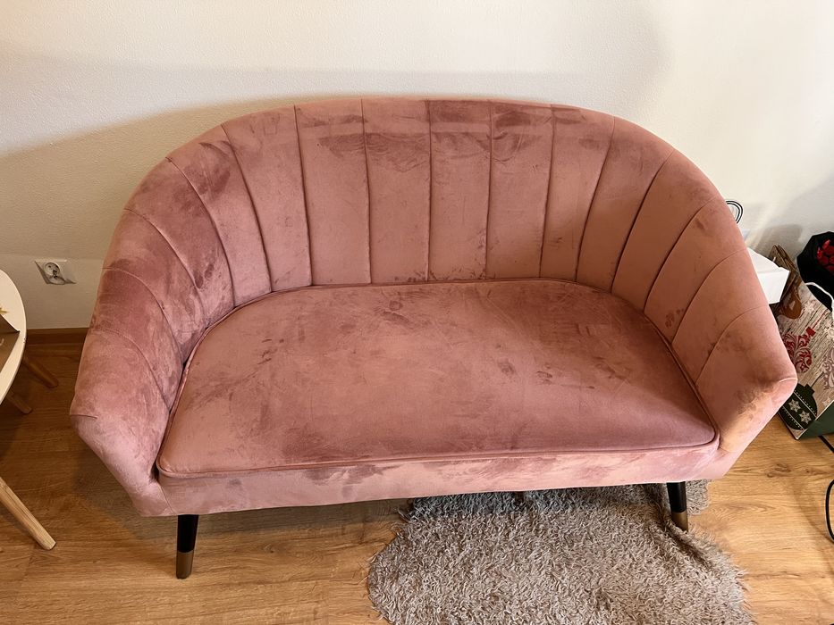 Rózowa sofa welurowa