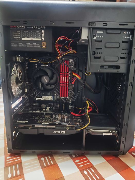 PC Gaming AMD - com oferta de monitor e sistema de som.