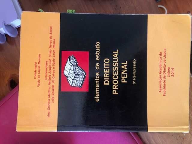 Livros e códigos de Direito (várias áreas)