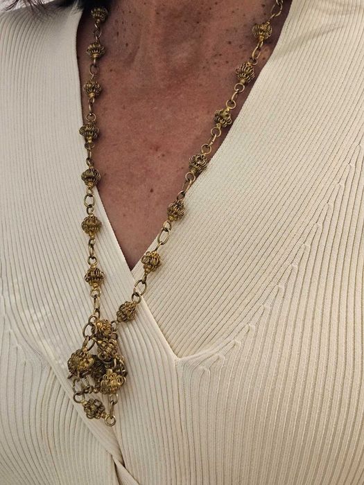 Colar Vintage com Contas Trabalhadas Douradas