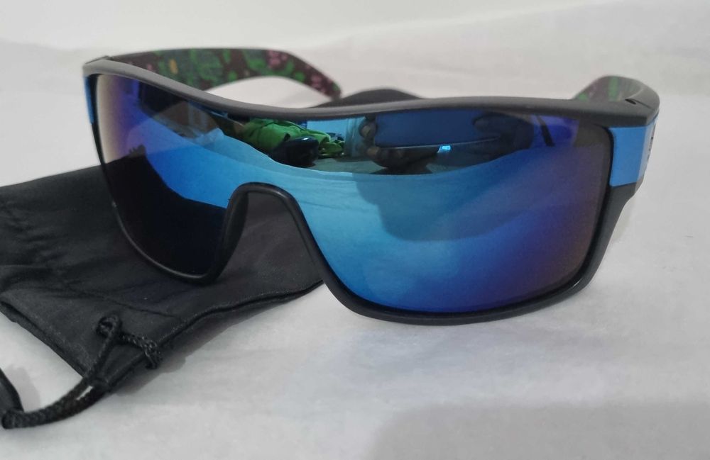 Óculos de sol Arnette haste larga pretos e azuis ou verdes espelhado