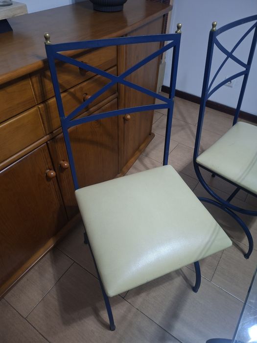 Mesa e cadeiras de ferro e tampo de vidro