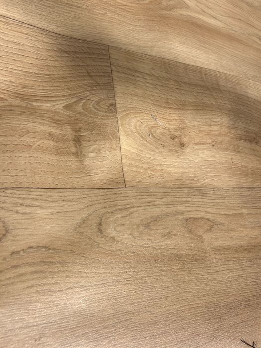 Pavimento vinílico novo – efeito madeira – 2,20 × 4,00 m – 8,8 m²