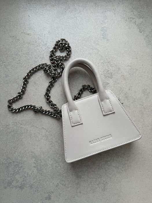 Kazar Studio pudełkowa mała biała torebka na srebrnym łańcuchu