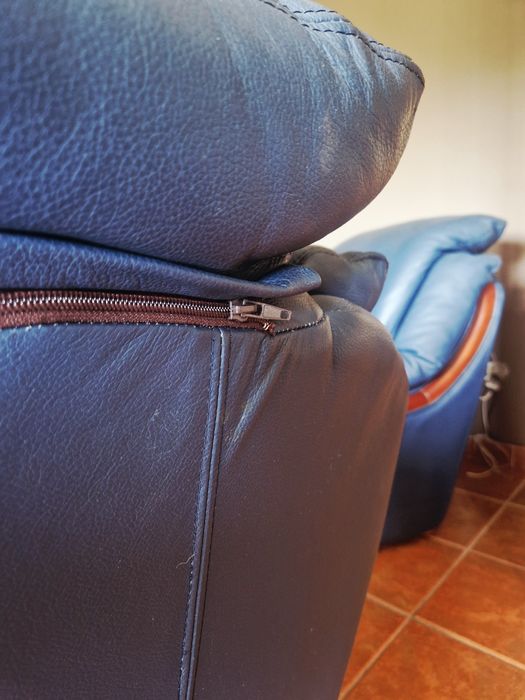 Conjunto de Sofás em Pele Azul Escuro (3 Lugares + 2 Cadeirões) – Excelente Estado