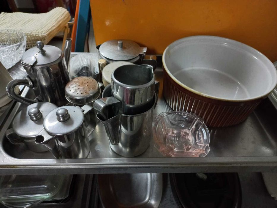 café snack bar - chávenas, cafeteiras, jarros, copos, pratos...