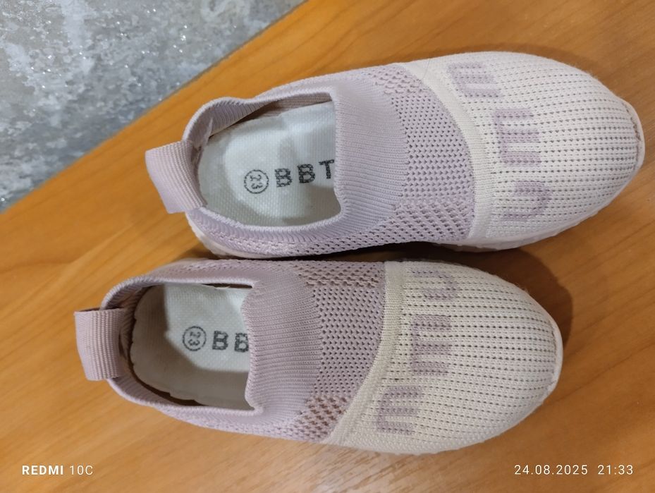 Продам літні кросівки