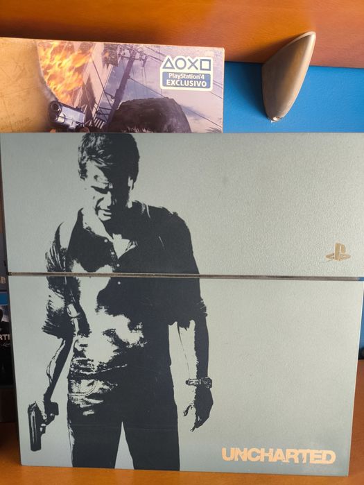 PS4 Edição Especial Uncharted 4 + Comando + Jogos