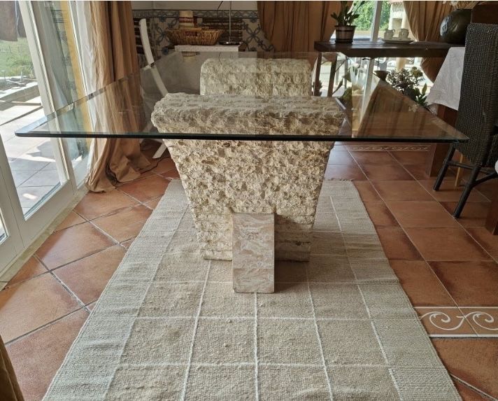 Mesa de vidro e pedra