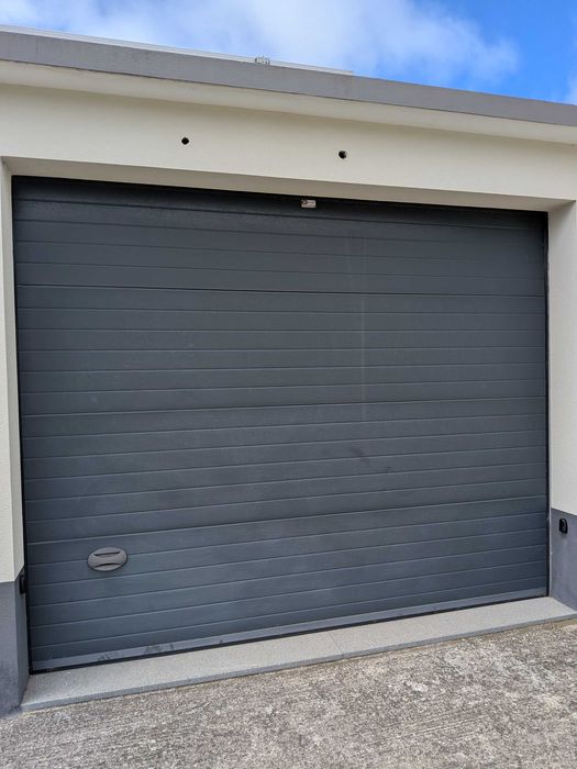 Porta Electrica para garagem Largura 3 metros 2.60 de altura rolante, a funcionar em pleno €500. ou melhor oferta,