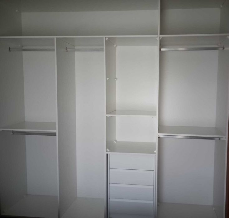 Roupeiros e Closets Sob Projeto e Medidas.