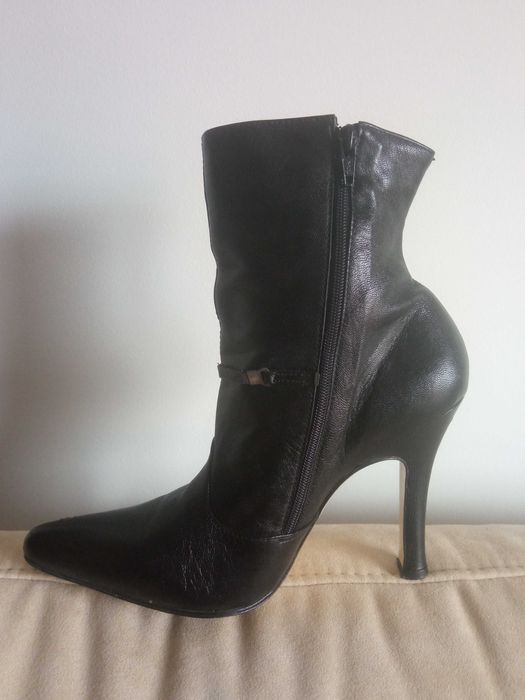 Bota em pele com salto