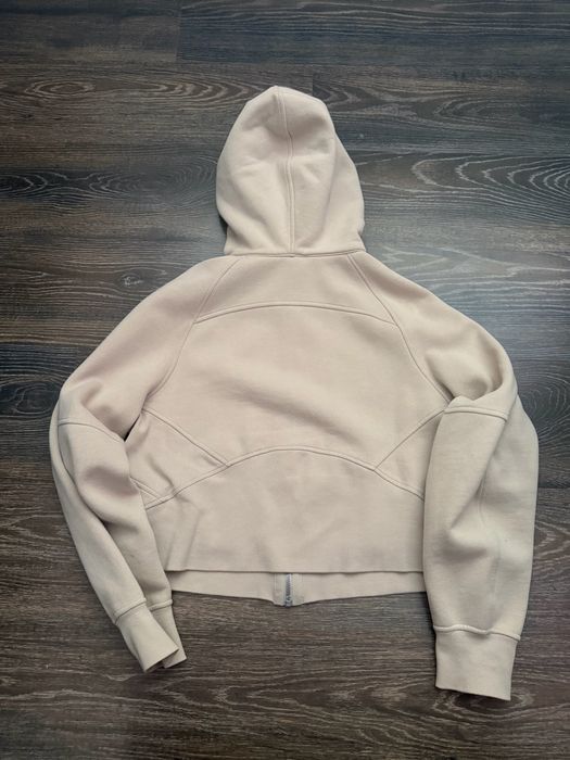 Кофта lululemon.