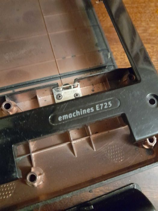 Ноутбук eMachines E725 РАЗБОРКА (матрица, петли, корпус, батарея и тд)