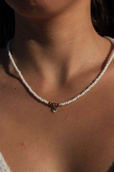 Colar dourado concha