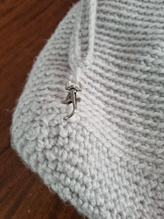Plecak robiony na drutach z podszewką