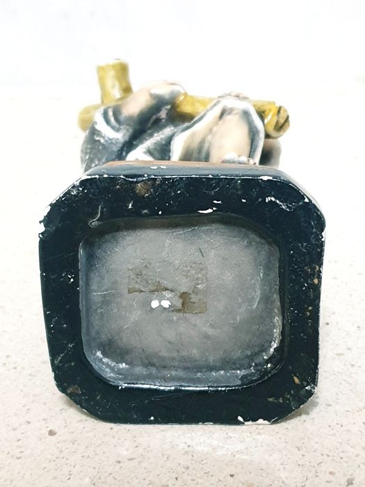 Pequena amorosa figura Menino Jesus com a cruz em cerâmica portuguesa