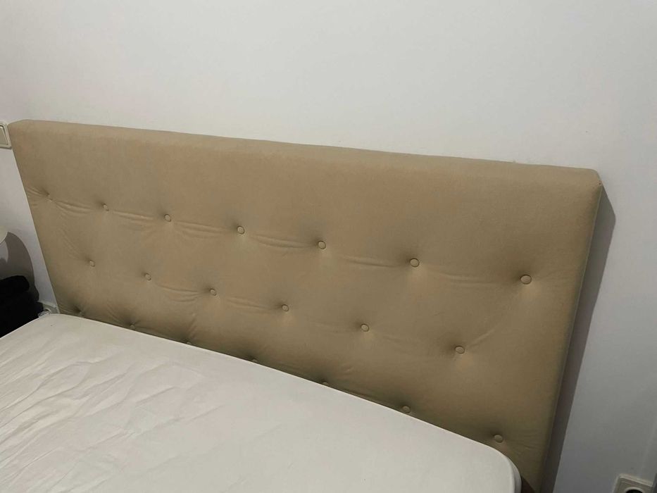 cama estofada com estrado , camiseiro e mesas cabeceira