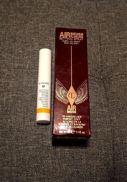 Zestaw Spray utrwalający makijaż Charlotte Tilbury i korektor Dr.Hauschka