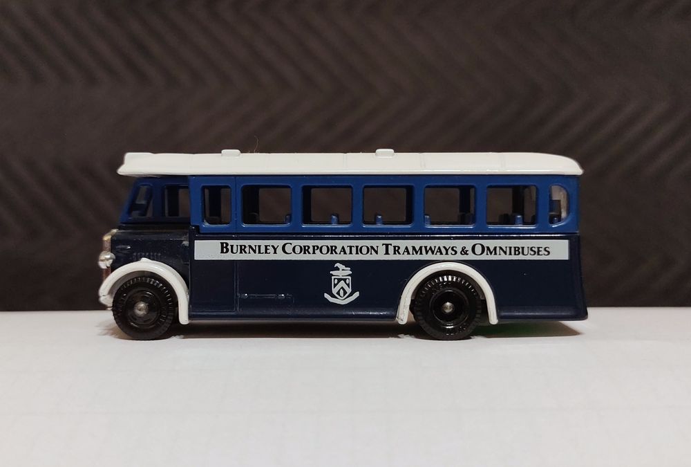 Samochodzik, współczesny model brytyjskiego autobusu z 1932 roku - AEC