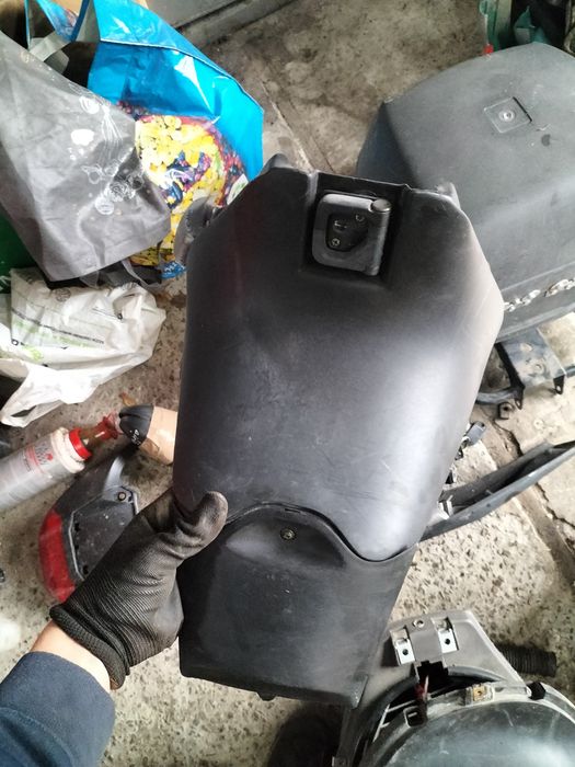 Plastik pod siedzenie,obudowa silnika Piaggio NRG