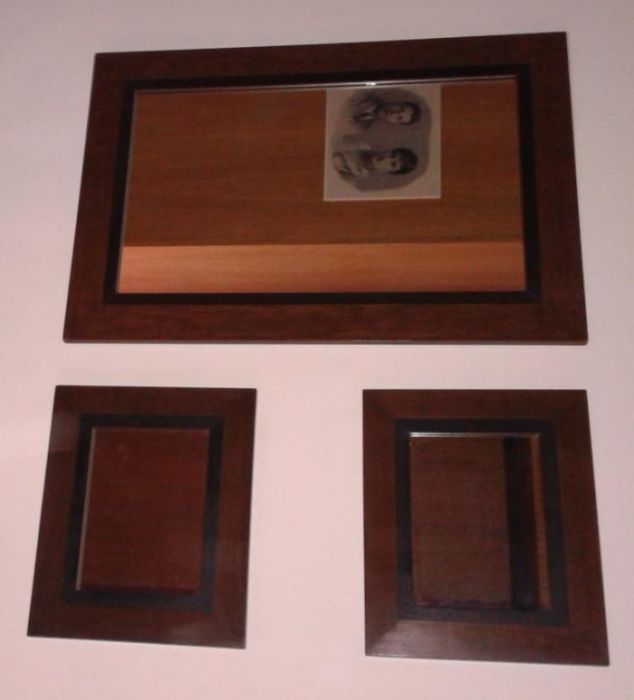 Conjunto de três espelhos de parede, com moldura em madeira maciça