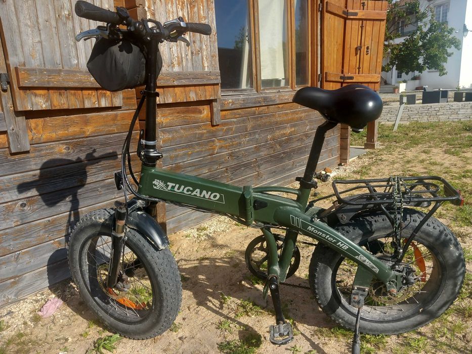 2 bicicletas eletricas e reboque