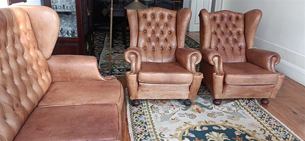 Conjunto de sofá cama e 2 poltronas em pele