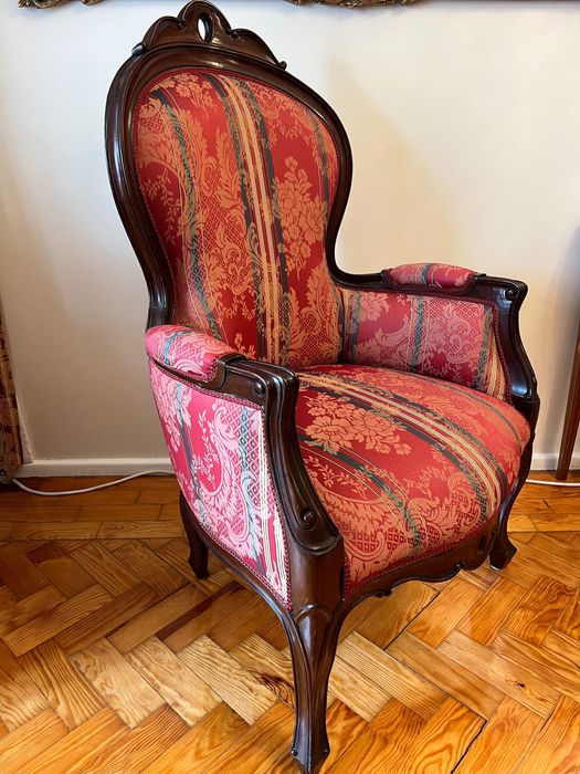 Cadeirão antigo vermelho de madeira e tecido