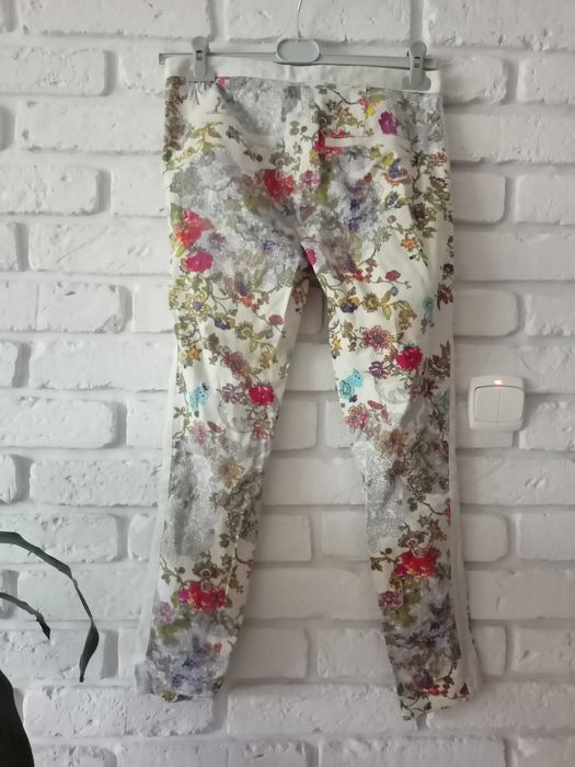 Spodnie w kwiaty pull & bear
