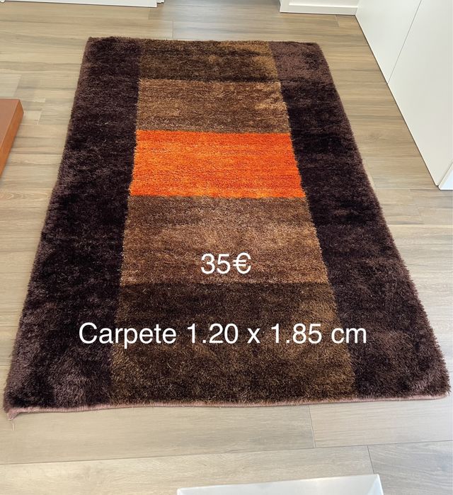 Carpete cqstanha e laranja