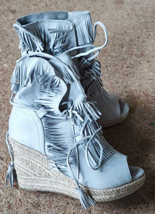 Wysokie buty, botki na koturnie z odkrytymi palcami Frędzle rozmiar 39
