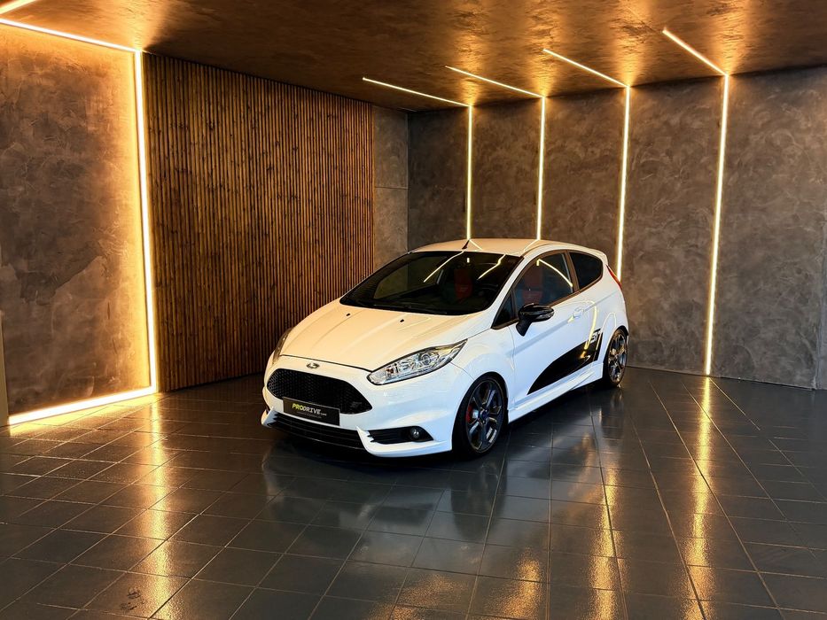 Ford Fiesta 1.6 EcoBoost c/ Pack Pele Desportiva ST