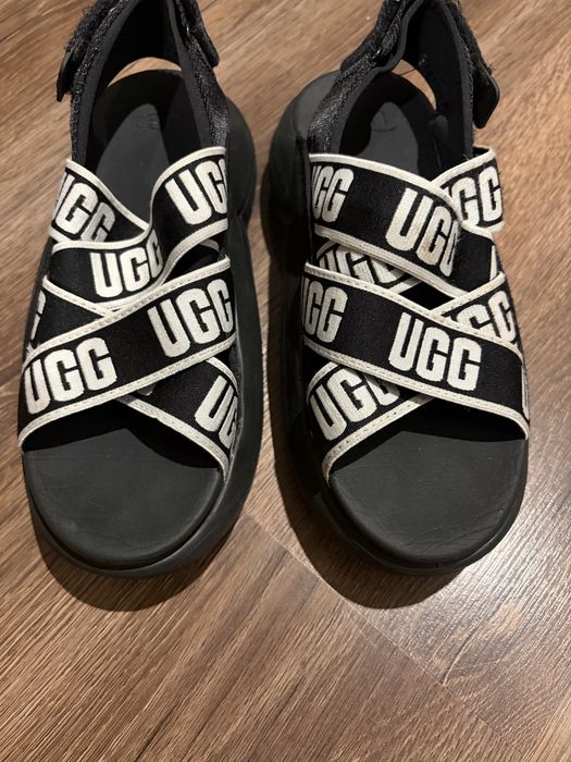 Босоножки    UGG