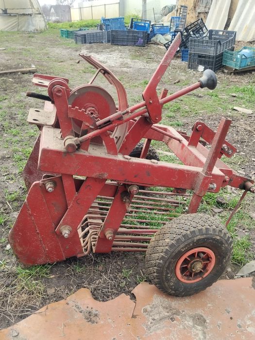 Копалка картоплі для мотоблоку