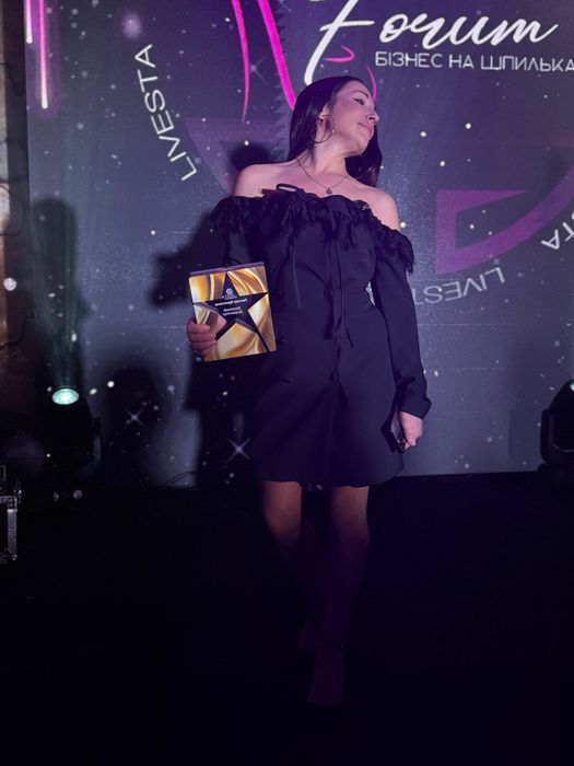 Платье-пиджак с открытками плечами