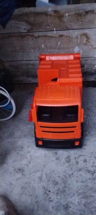 Śmieciarka firmy Lena