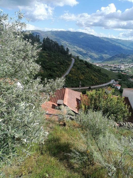 Casinha para reconstrução, às portas do Douro