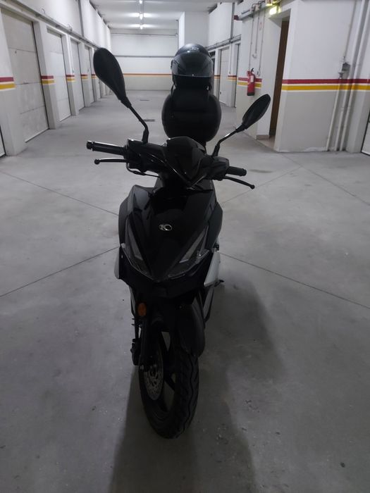 Kinko 125cv como nova , conta com 700kms , vai incluido capacete luvas e caixa rigida na traseira ,