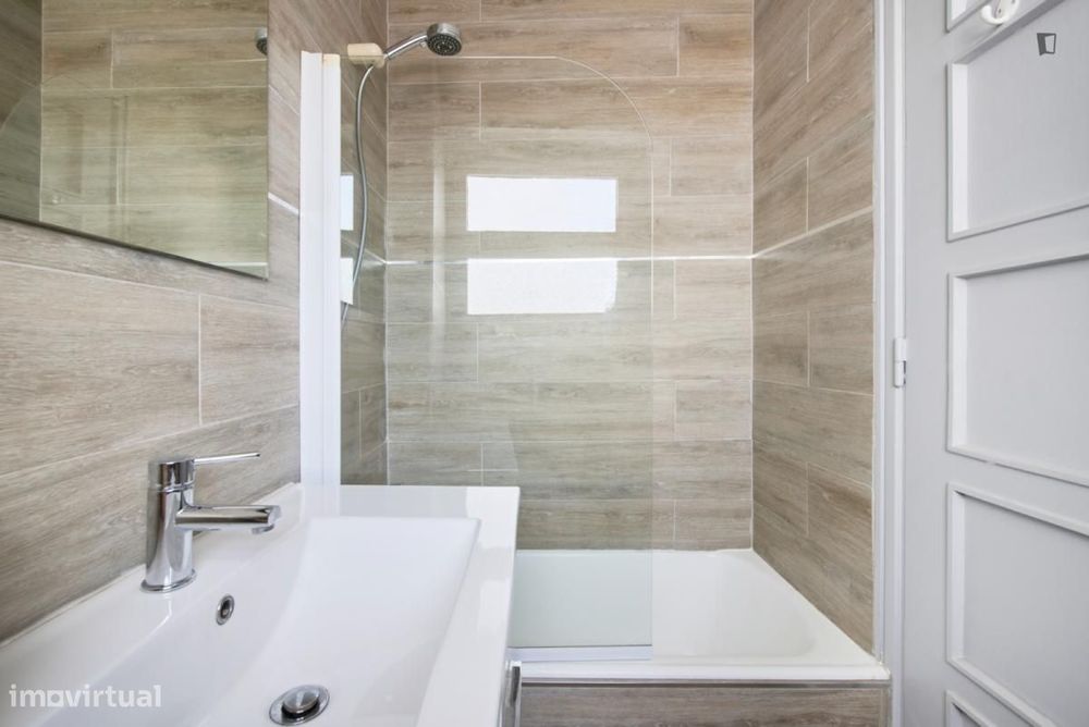 Quarto - localizado em Arroios Lisbon