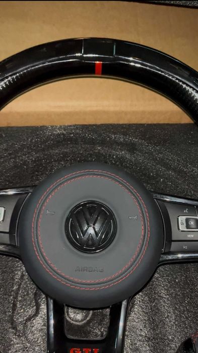 Volante VW Carbono com LED Display | Golf GTI / R (MK5 MK6 MK7 MK8)