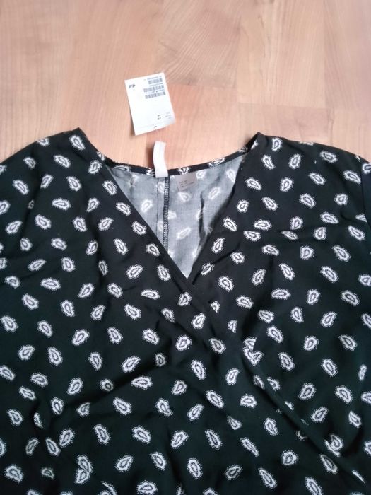 Bluzka dekolt kopertowy.