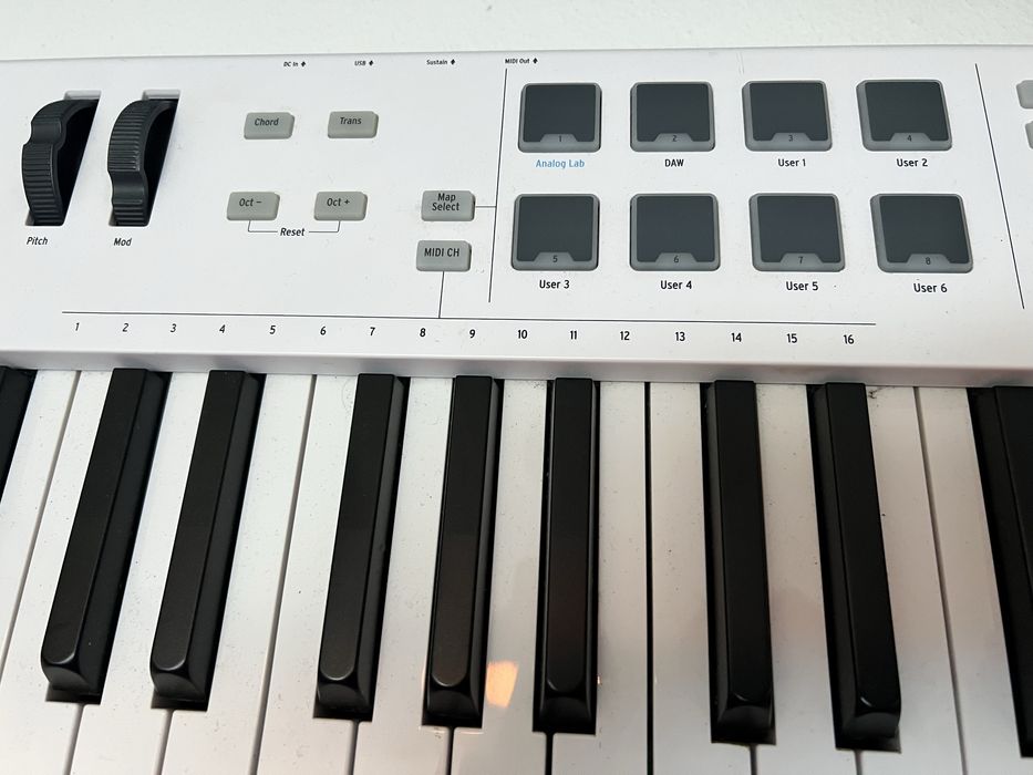 Arturia KeyLab Essential 88 Mk3 White teclado midi