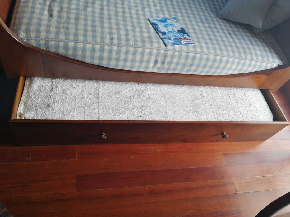 Conjunto de quarto em madeira de cerejeira