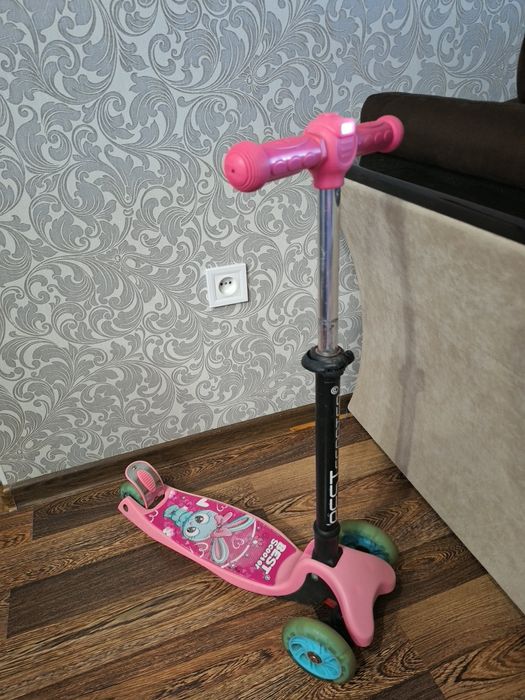 Дитячий самокат для дівчинки